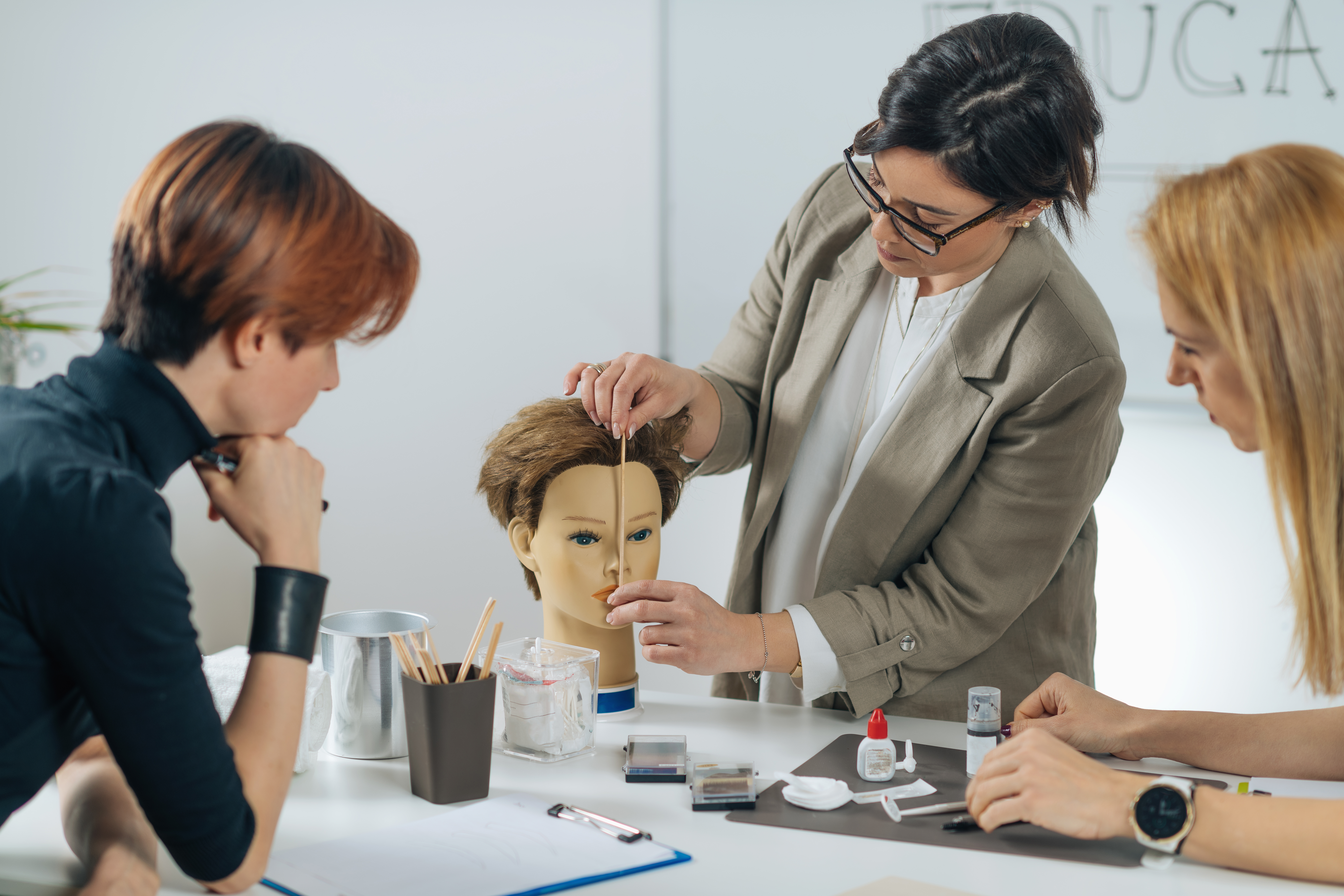 Especialistas capacitándose en procesos de adaptación capilar